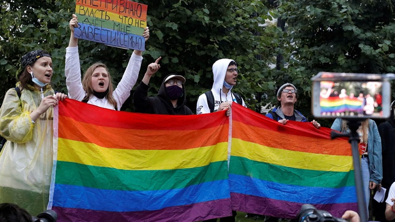 Rusya'nın LGBTQ+ ayrımcılığı ekonomik krize yol açabilir!