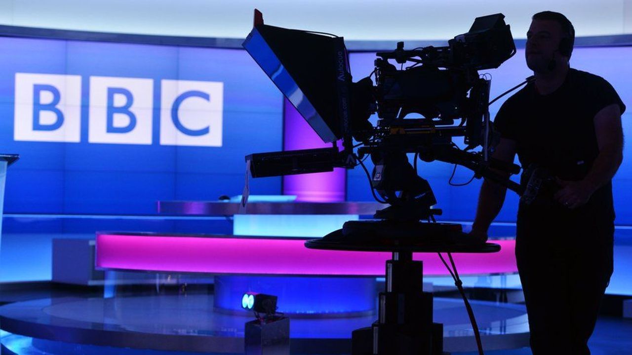 İngiltere Kültür Bakanı'ndan BBC'ye lisans ücreti uyarısı