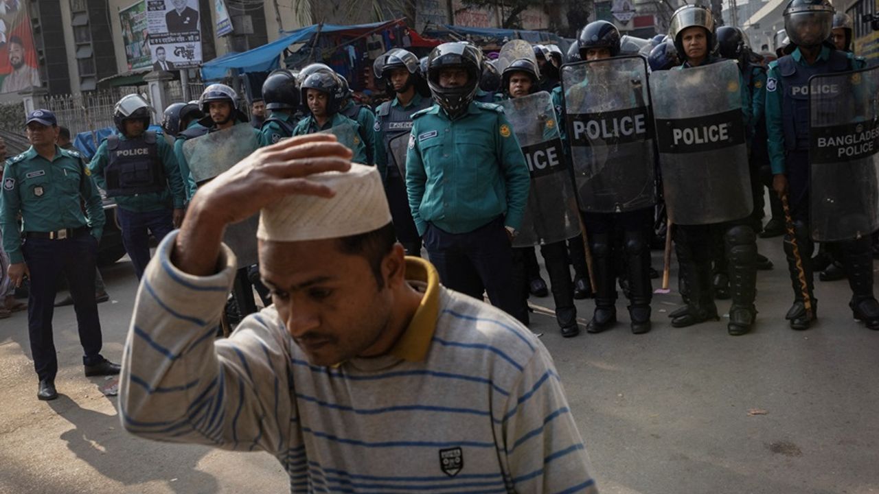 Bangladeş'te seçim kaosu! Oy kabinleri yakıldı