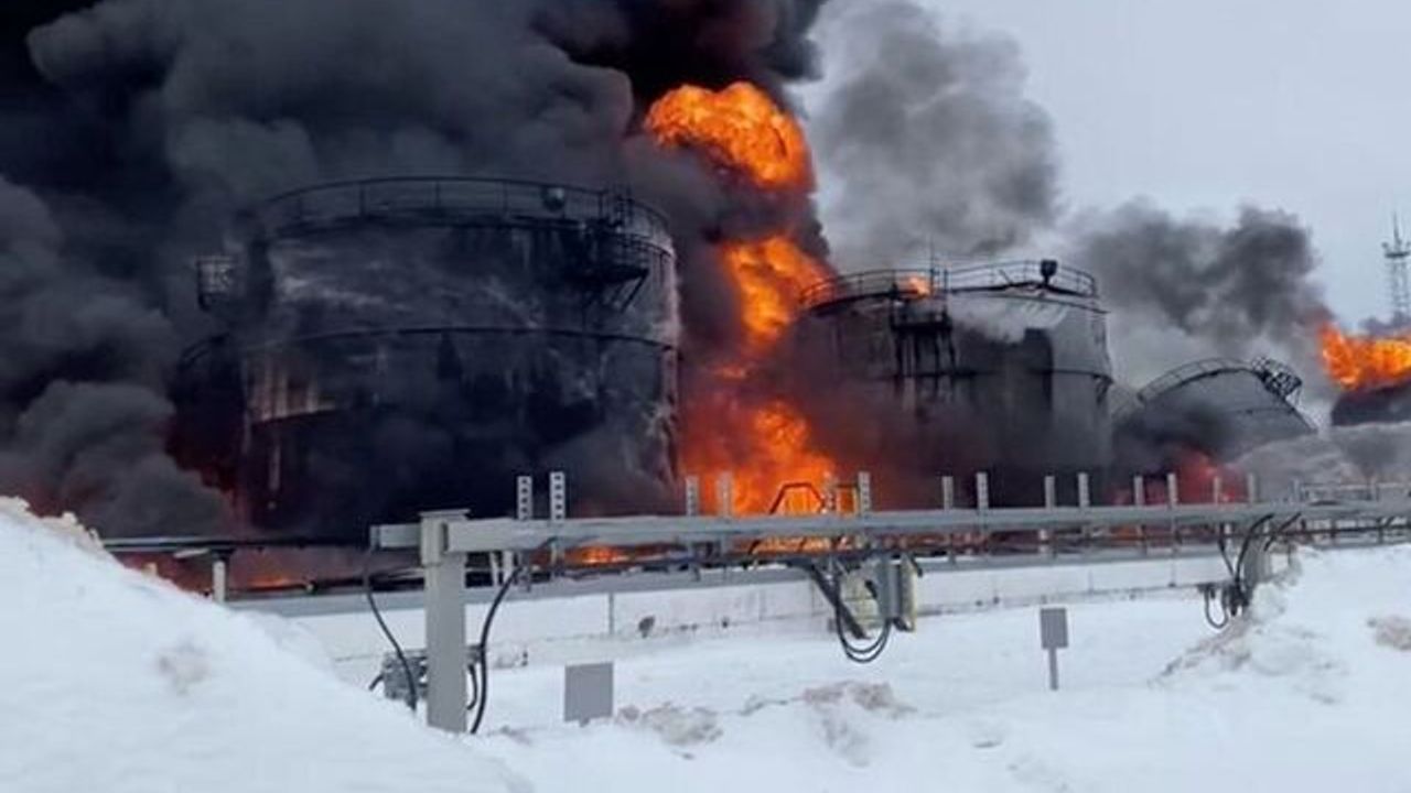 İHA Saldırısı sonrası Bryansk bölgesinde petrol deposu yandı
