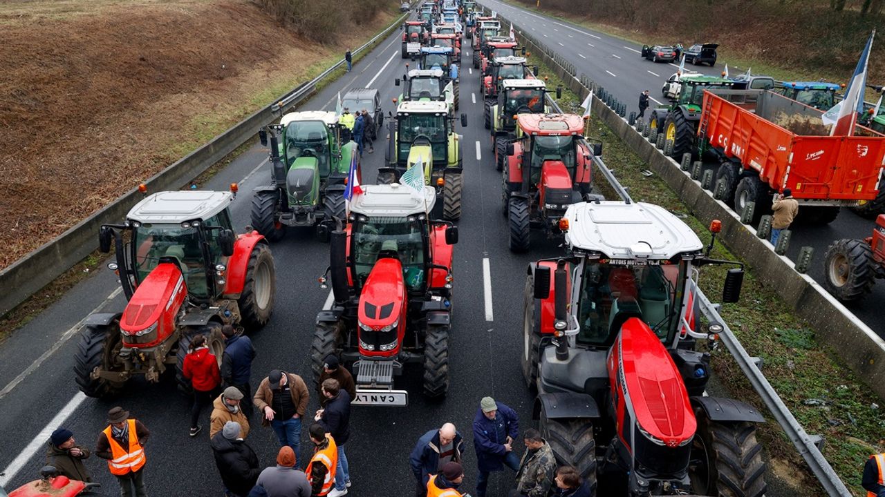 Fransa'nın ana otoyolu çiftçiler tarafından kapatıldı!