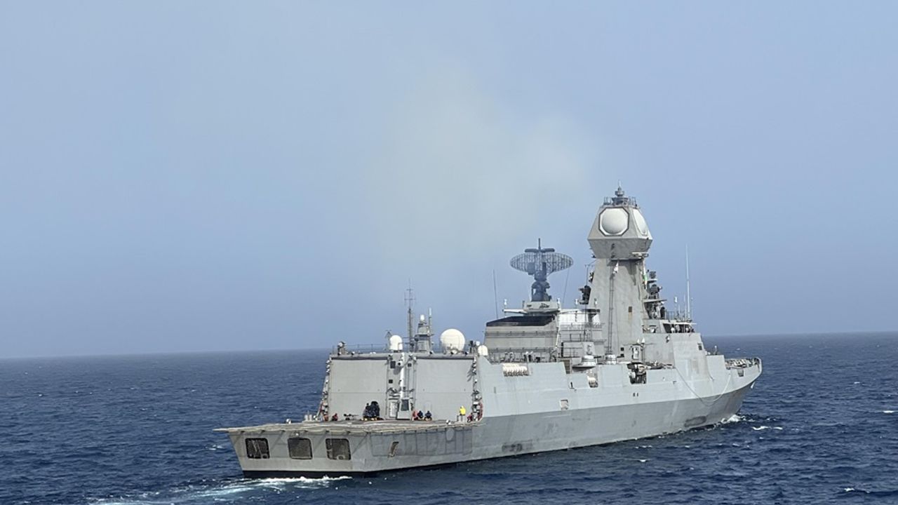 Hindistan donanması, kaçırılan gemi için seferber oldu!