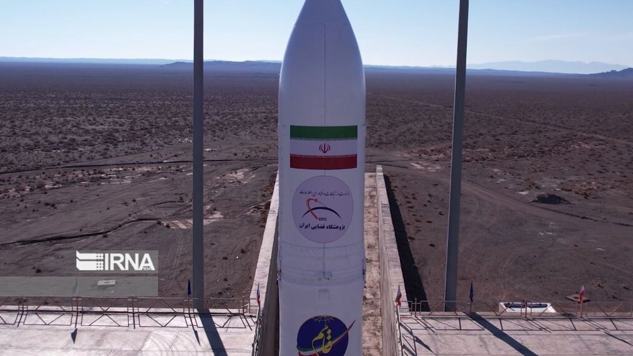 İran aynı anda üç uyduyu uzaya fırlattı!