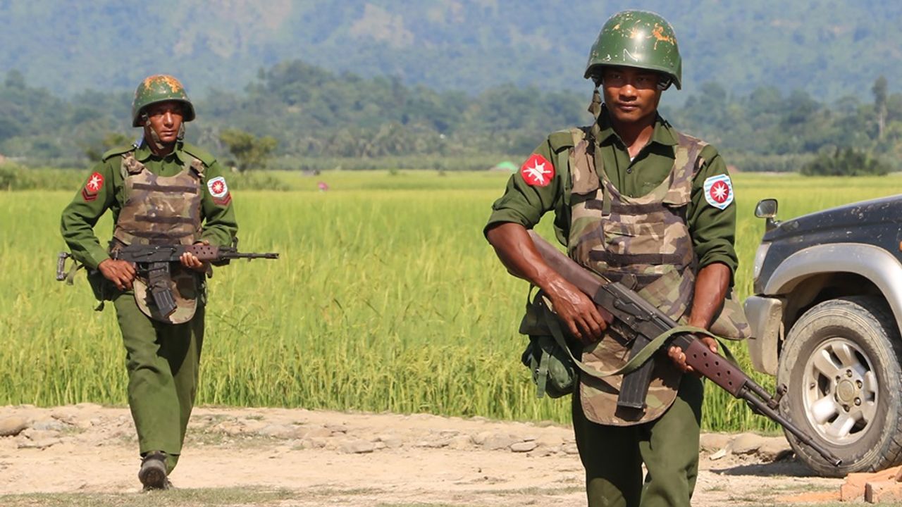 Myanmar'da askeri cuntaya büyük darbe!