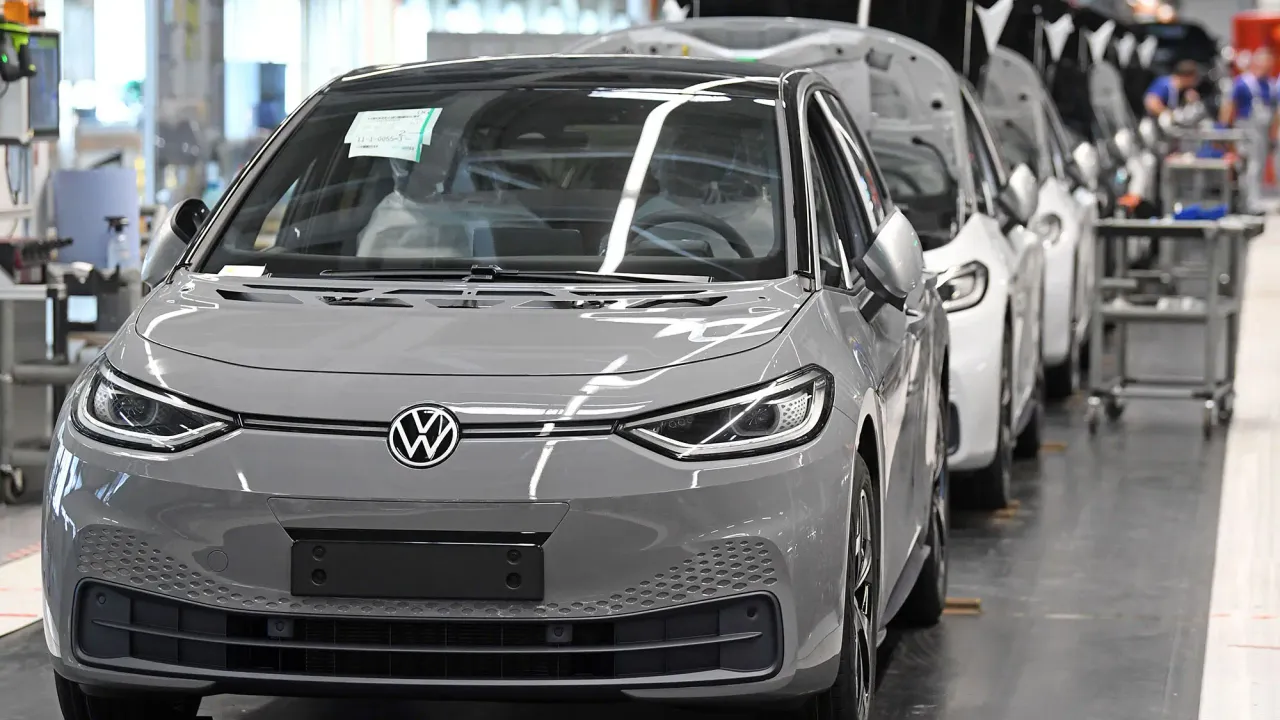 Volkswagen'den elektrikli araçlarda "katı pil" hamlesi!