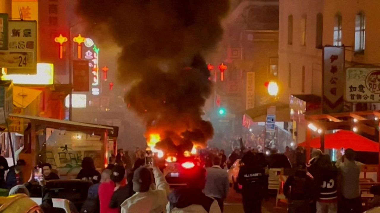 San Francisco'da sürücüsüz Waymo aracı yakıldı!