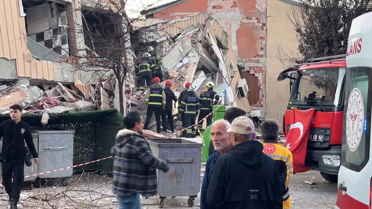 Kocaeli Gebze’de 6 katlı bina çöktü ekipler olay yerinde