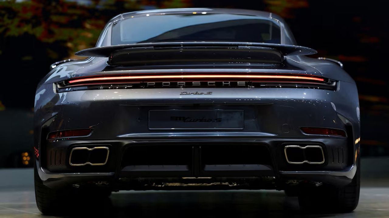 Porsche, elektrikli araç planlarından geri adım attı