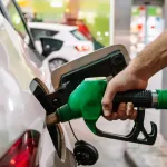 Benzinde 4,35 TL indirim pompaya inmedi, zam yolda