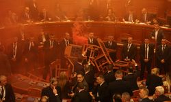 Arnavut muhalefeti parlamentoya sis bombası attı
