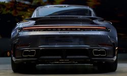 Porsche, elektrikli araç planlarından geri adım attı