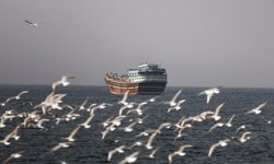 İran Hürmüz’ü kapattı, gemiler ateş altında