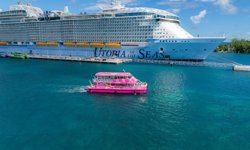 Kuşadası’na dört kruvaziyerle 10 bin turist geldi