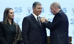 Cemil Tugay AK Parti'ye katıldı, rozetini Erdoğan taktı