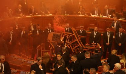 Arnavut muhalefeti parlamentoya sis bombası attı