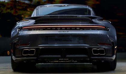 Porsche, elektrikli araç planlarından geri adım attı