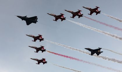 Türkiye’nin KIZILELMA’sı jet hedefi vurarak tarihe geçti