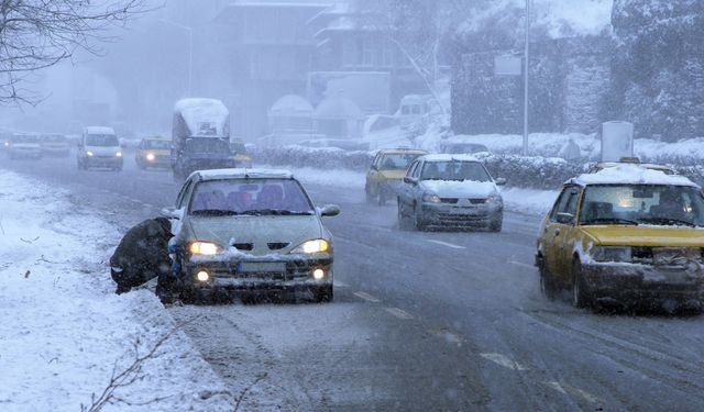 Kar ve tipi nedeniyle bazı yollarda ulaşım durdu
