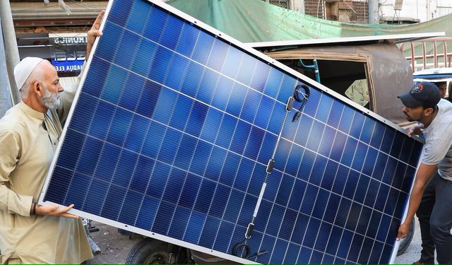 Pakistan, güneş enerjisinde küresel liderliğe koşuyor