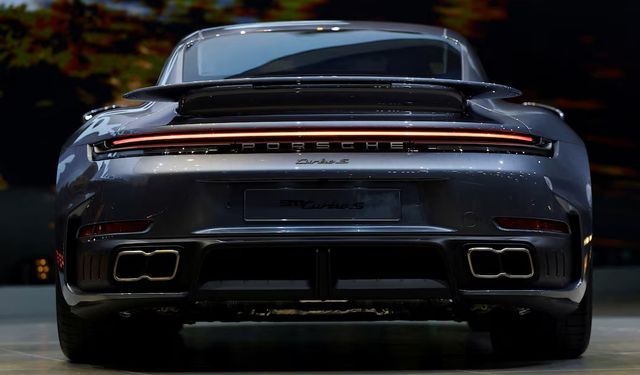 Porsche, elektrikli araç planlarından geri adım attı