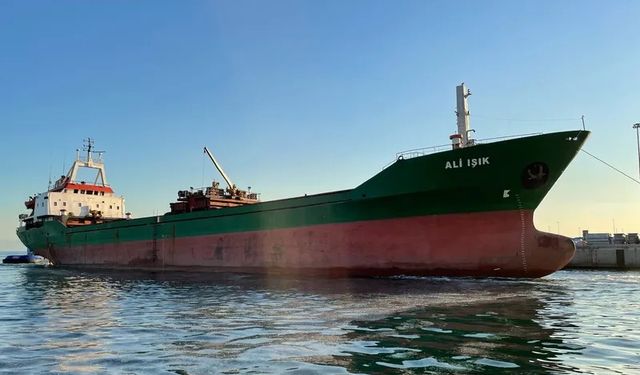 Karadeniz’de karaya oturan Türk gemisi tahliye edildi