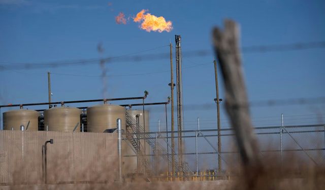 Petrol fiyatları sınırlı yükseldi, gözler Hürmüz Boğazı'nda