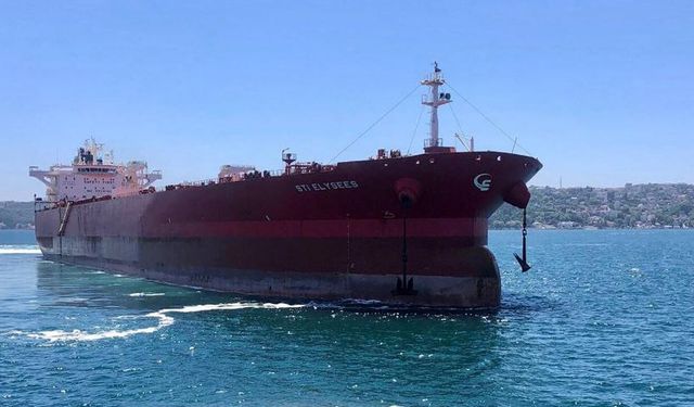 İstanbul Boğazı'nda arızalanan tanker nedeniyle trafik durdu