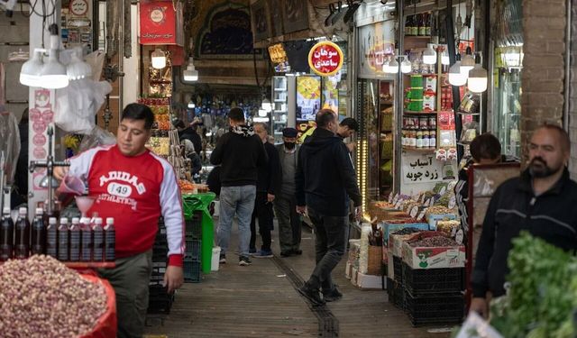 İran riyali yeni dipte, kamu bankaları dolar satmaya başladı