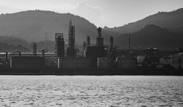 OPEC bu yılın petrol talebi tahminini yarıdan fazla düşürdü