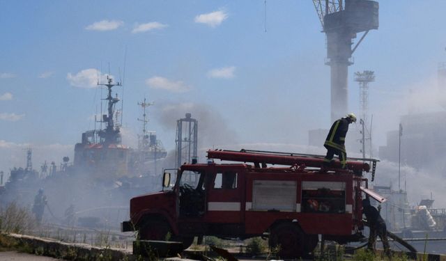 Rusya, Odesa limanında Liberya bayraklı yük gemisini vurdu
