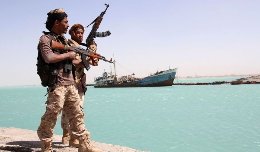 Hürmüz ve Bab el-Mandeb’de eş zamanlı arz riski