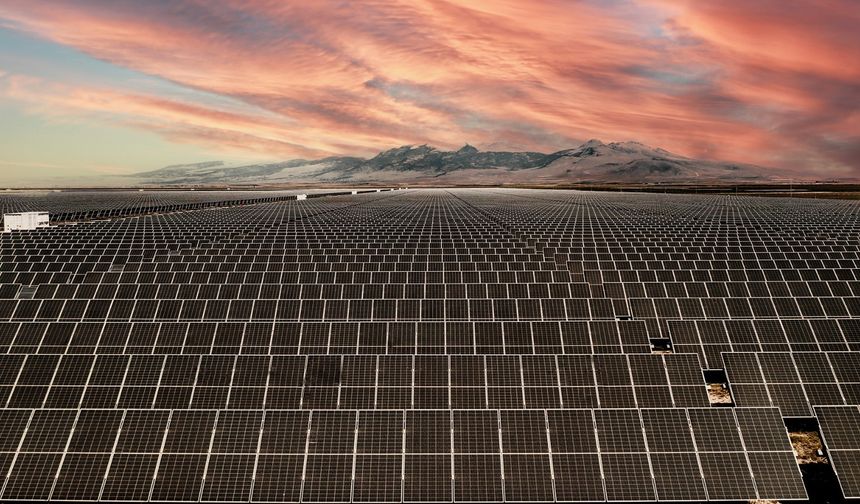 Hindistan’da yeşil enerji projeleri şebekeye ulaşamıyor