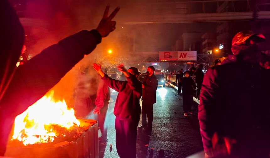 İran yönetimi protesto ve dış baskıya rağmen ayakta kalıyor
