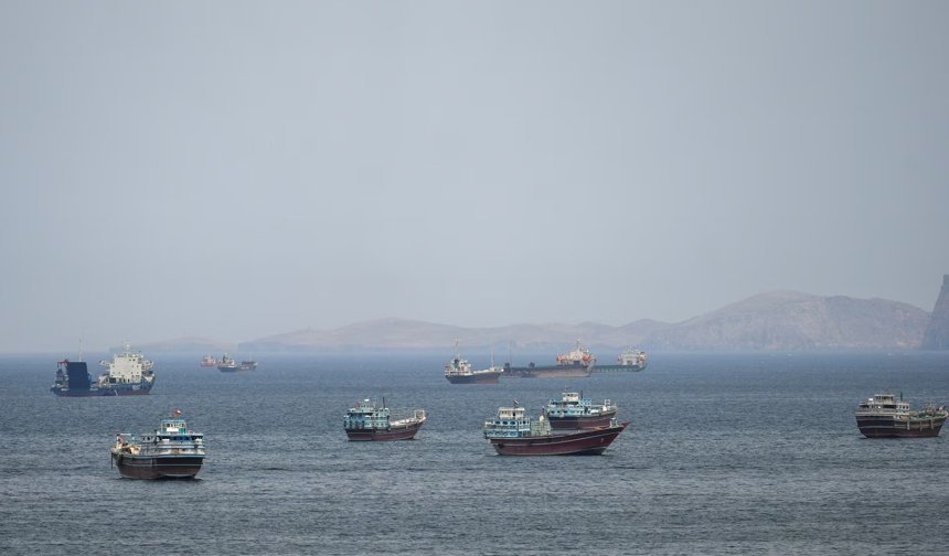 İran Hürmüz Boğazı'nda iki gemiye el koyarak kontrolü artırdı