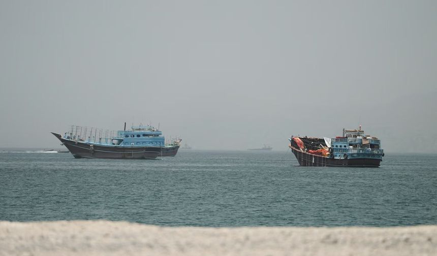 Hürmüz'de gemi vuruldu, IMO tahliyeyi askıya aldı