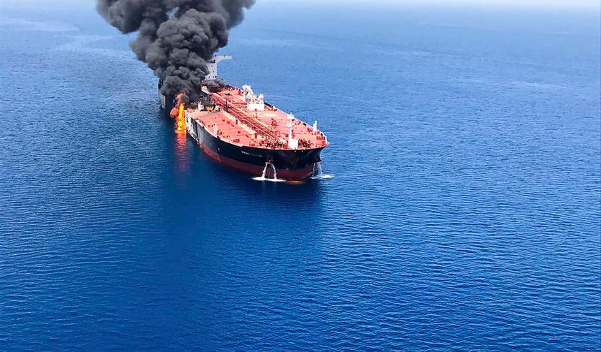 Suudi petrol hattı kapalıyken Hürmüz’de gemi vuruldu