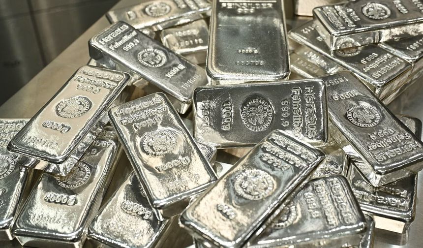 Gümüş 66 dolar üzerinde Fed baskısını fiyatlıyor