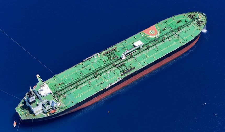 İran: Hürmüz Boğazı'nda mayına çarpan petrol tankeri patladı ve alev aldı