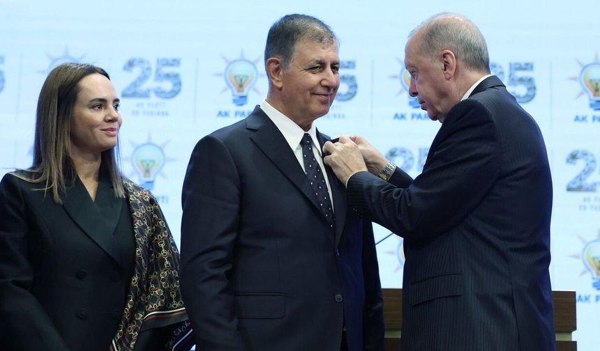 Cemil Tugay AK Parti'ye katıldı, rozetini Erdoğan taktı