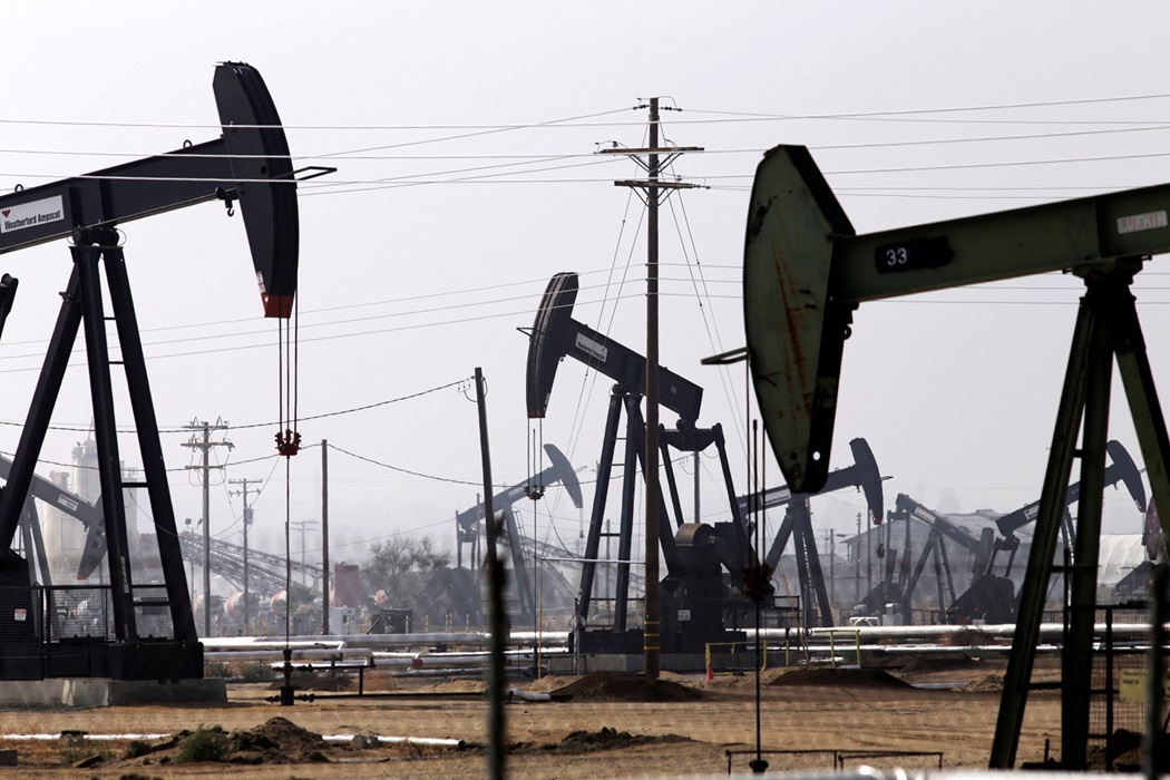 Brent petrol ve dövizdeki artış sonrası benzin ve motorin fiyatları 49 TL’ye dayandı, vatandaşlar zamlı tarifeleri incelemeye başladı.