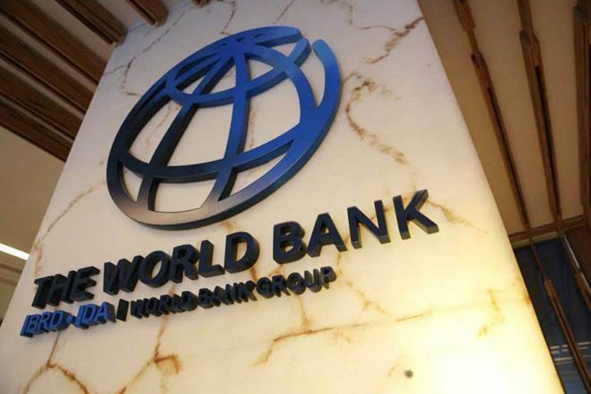 Dünya Bankası, küresel ekonomik büyüme tahminini 2025 için %2,3'e çektiğini duyurarak, yüksek tarifeler ve artan belirsizliğin ekonomiler üzerinde ciddi baskı yarattığını vurguladı.