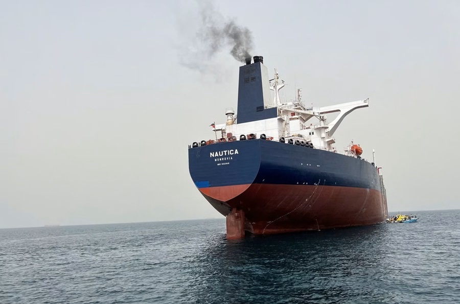 Hürmüz Boğazı’ndan geçen bir petrol tankeri, küresel enerji arzının kritik noktalarından biri olan bölgede artan jeopolitik gerilimlerle birlikte dikkatleri üzerine çekiyor.