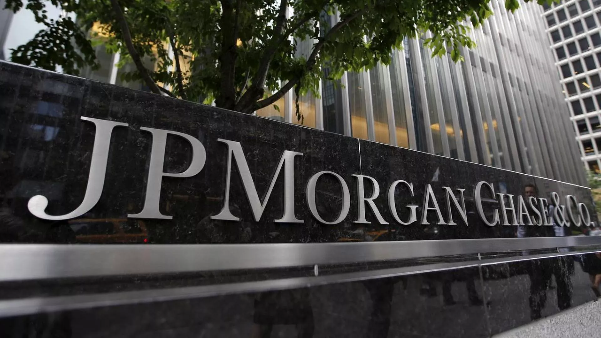JPMorgan ortalama tahmini düşürse de ons altında 6.000 dolar hedefini korudu.