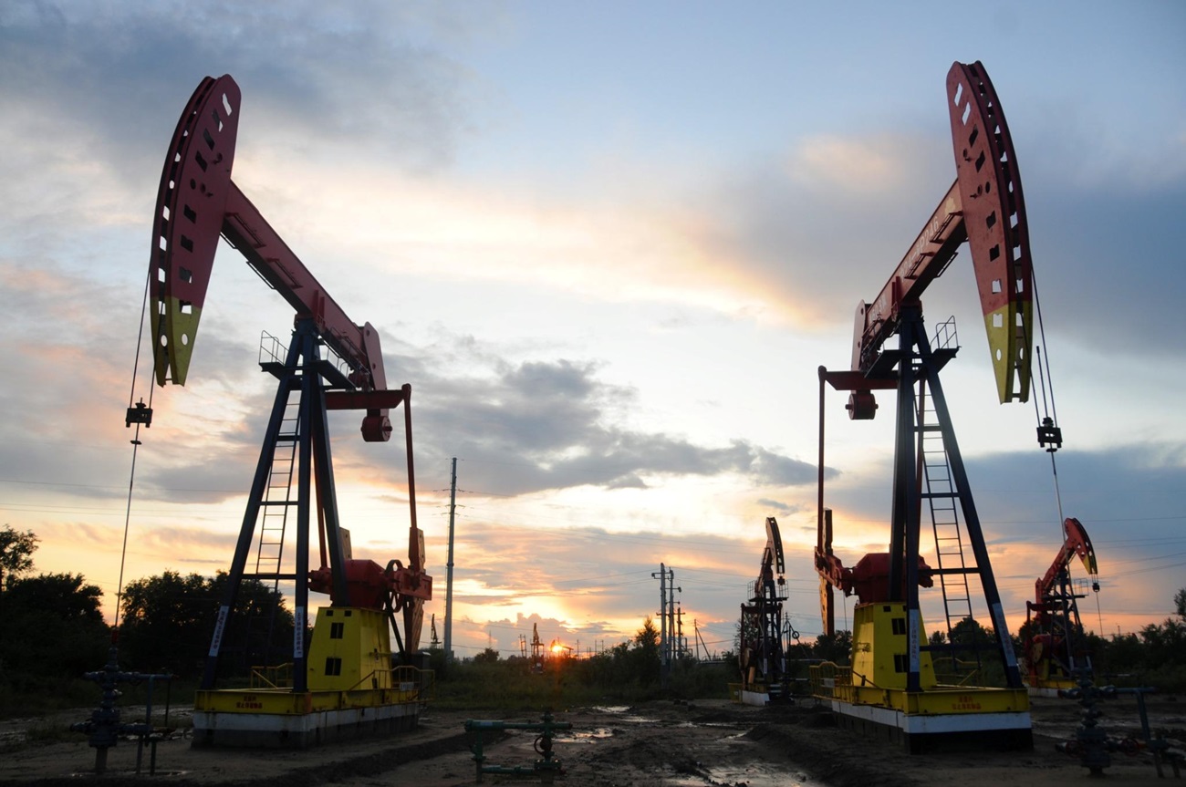 ABD’de ham petrol stoklarının beklenenden fazla düşmesiyle Brent ve WTI fiyatları yükselişe geçti; yatırımcılar jeopolitik gelişmeleri izliyor.