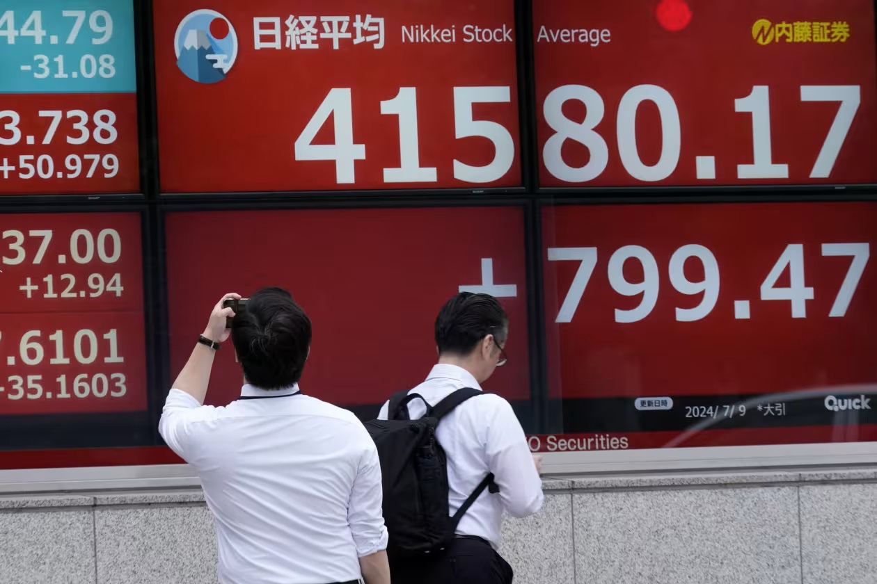 Tokyo Menkul Kıymetler Borsası’nda işlem gören yatırımcılar, güçlü yen ve ABD piyasalarındaki düşüş nedeniyle satış baskısı altında.