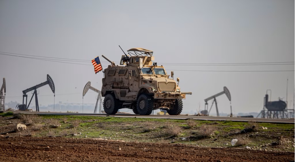 ABD, bölgede konuşlu üsleri ve savaş gemileriyle çatışmanın doğrudan hedefi olabilir; İran’ın olası misillemeleri Washington’un denkleme dâhil olma riskini artırıyor.