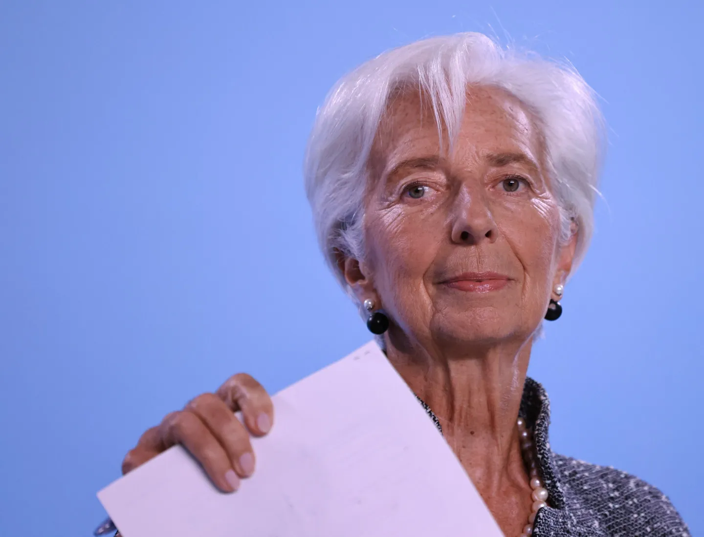 ECB Başkanı Christine Lagarde, enflasyonun yüzde 2 hedefine yaklaştığını ve dijital euro sürecinin yasal destekle ilerlemeye hazır olduğunu söyledi.