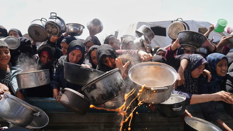 Gazze’de insani kriz derinleşiyor! UNRWA’nın faaliyetlerinin kısıtlanması sonrası milyonlarca Filistinli temel yardımlara ulaşmakta zorlanıyor. Türkiye ve bazı ülkeler desteğini sürdürürken, BM kuruluşlarının erişimi ciddi şekilde kısıtlanmış durumda.
