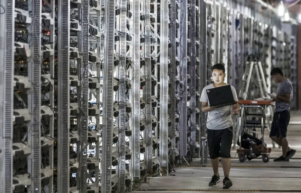 Çinli kripto donanım devleri Bitmain, Canaan ve MicroBT, Trump’ın tarifeleri sonrası ABD’de üretim adımlarını hızlandırıyor.