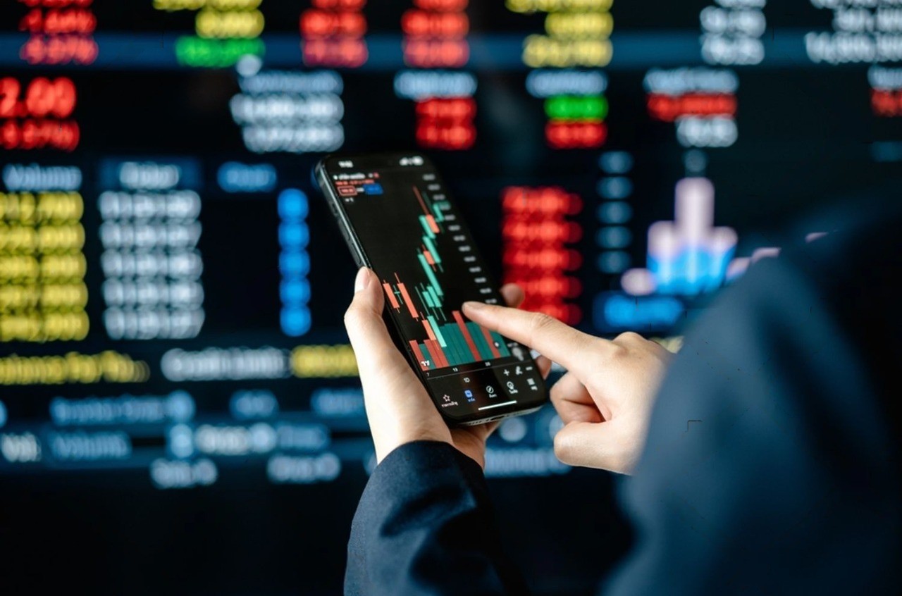 Borsa haftayı düşüşle kapatırken, altın ve döviz yatırımcısına kazandırdı; hisse senetlerinde sert hareketler öne çıktı.